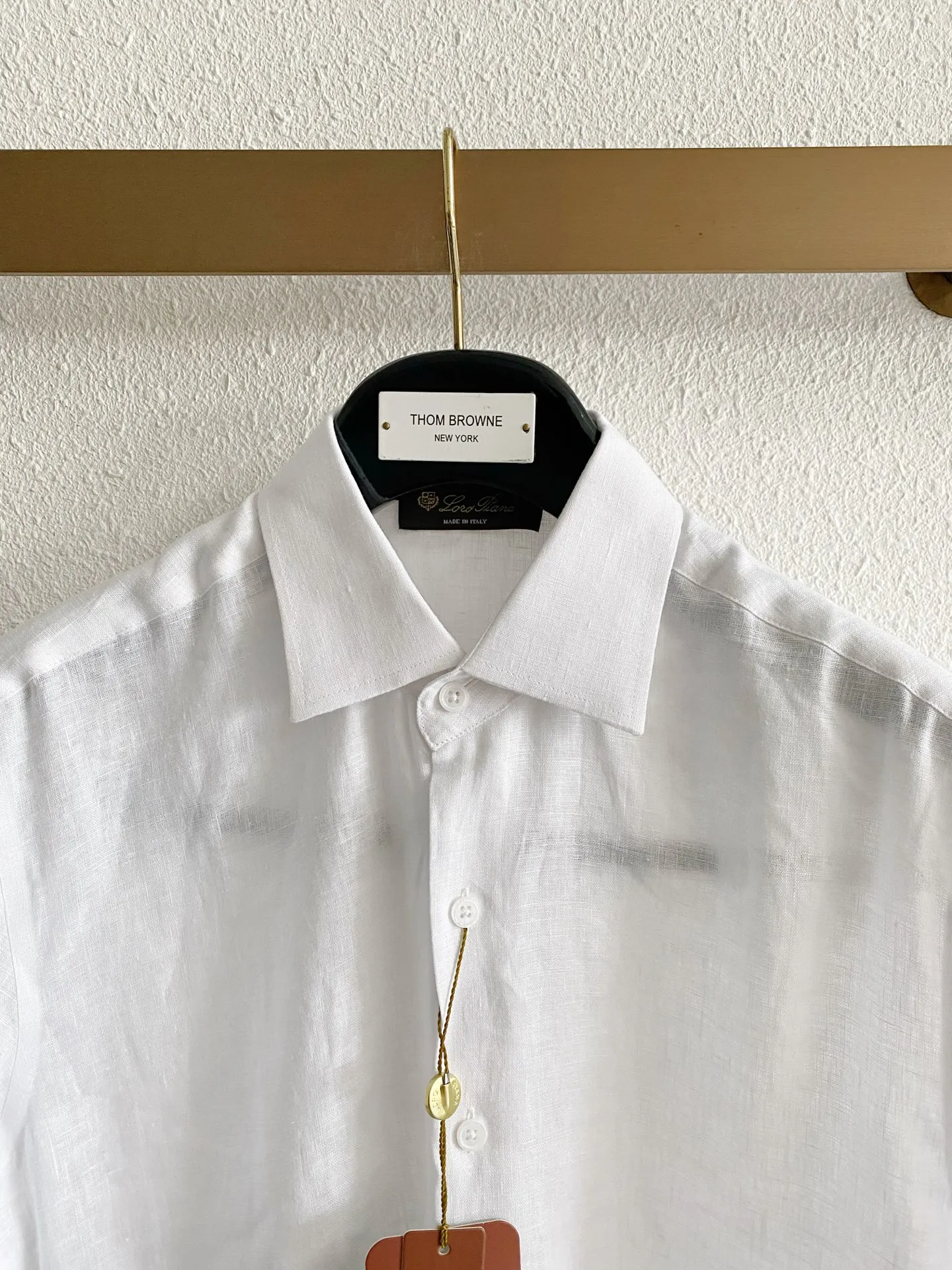 Loro Piana Pure Linen Short-Sleeved Quiet Luxury Shirt Fabric: Selected high-quality natural linen fabric, refined and softened before treatment, weakening the raw and itchy touch of native linen, making the upper body skin-friendly and comfortable. The fabric has a natural and fine fiber texture, showing a high-grade matte matte look and feel without a dazzling glossy effect. The flax fiber Breathable has sufficient pores, and the short-sleeved version is suitable for hot weather. It conducts heat quickly and can quickly discharge sweat during daily travel, making it less likely to get sticky on the back. The fine wrinkles formed in the fabric every day give it a casual atmosphere. The light colors have been processed through a color-fixing process, so they will not turn yellow or old easily after repeated washing. Version and details: The version adopts a slightly loose front-shoulder cut that is suitable for summer. The shoulder line is neatly processed and is better tolerant to body shapes with slippery shoulders, unbalanced shoulder width, and fat on the upper abdomen. The short-sleeved sleeves are cut to a moderate length and will not get stuck on the forearms and cause a sense of cramping. The classic pointed collar has a built-in invisible styling layer. Even after frequent cleaning in summer, the collar remains crisp. Buttoned up, it is suitable for light business scenes. Unbutton the top button to switch to a casual style. The placket is neatly routed and concealed, the button style is simple and low-key, and there is no exposed brand logo; the hem is arc-cut, which can be tucked into trousers to create a neat commuting look, or worn outside for relaxed everyday use, and the details are exquisitely crafted. Color selection: Pure White: clean and translucent in appearance, full of visual freshness in summer, suitable for trousers and shorts of various colors, highly suitable for workplace commuting and formal gatherings, and outstanding layering when paired with dark bottoms; Native linen Beige: retains the original natural tone of linen, with warm and soft tones, and stronger stain resistance. It is suitable for daily commuting and holiday travel. The style is lazy and retro, and has a higher fault tolerance rate for daily wear. Sizes:M-4XL